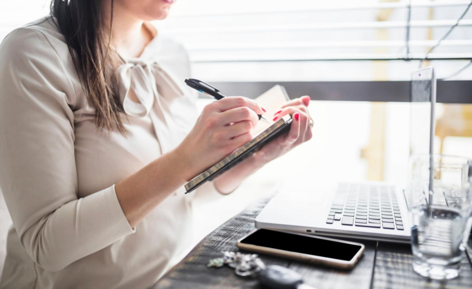 Arbeitsplatz mit Notizbuch und Finanzplanungsunterlagen